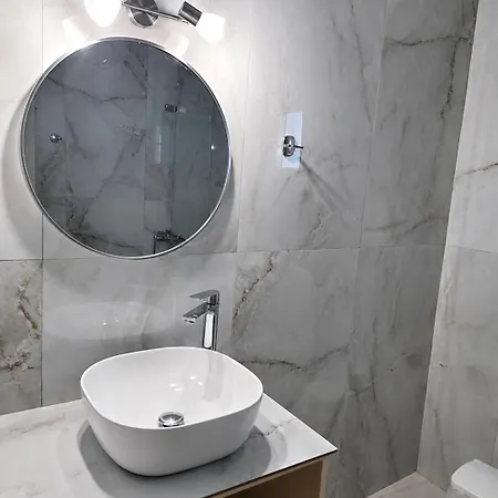 Fully Renovated Two Bedroom Luxury By Bessie's Village Διαμέρισμα *
